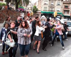 Moment en el que el regidor clava un cop de puny a un dels veïns de la protesta