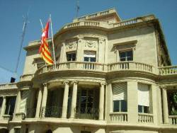 Foto actual de la façana de l'Ajuntament, on hi ha la senyera i la bandera del municipi