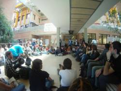 Assemblea multitudinària a la facultat de Ciències de la Comunicació de la UAB
