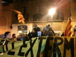 Milers de persones han denunciat els atacs al català pels carrers de Gràcia