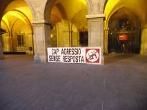 Pancarta "Cap agressió sense resposta" a Manresa