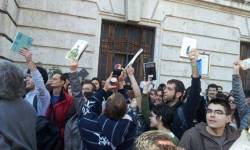 Els concentrats han protestat amb llibres a les mans