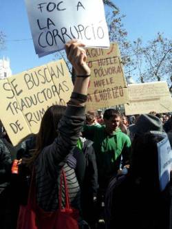 Els concentrats han protestat amb llibres i pancartes