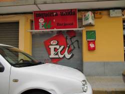 Entrada de la seu d'EU a Burjassot amb les pintades nazis