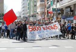Manifestació contra l'atur, les retallades i la reforma laboral, al pont de la Renfe a Cerdanyola