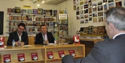 Rius presentant el llibre sota l'atenta mirada de Josep Anglada