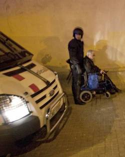 Un agent retenint Jose Miguel Esteban Lupiañez, un ciutadà amb discapacitat física