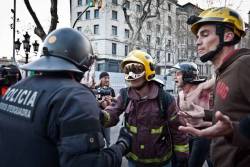Bombers discutint amb antiavalots a la manifestació de Barcelona