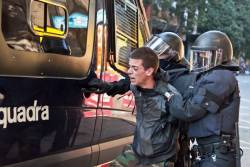 Els mossos s'enduen un participant a la manifestació de Barcelona