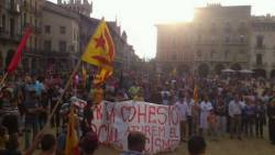 La manifestació ha acabat a la Plaça Major de Vic, on s'ha llegit un manifest