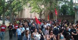 La manifestació ha fet el recorregut de les muralles històriques