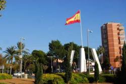 Detenen dos joves per tallar la corda de la bandera espanyola a Palmanova (Mallorca)