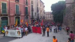 La manifestació ha fet el recorregut de les muralles històriques