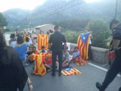 Un moment de la protesta, amb els agents de la Guàrdia Civil