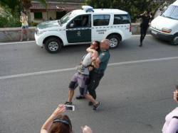 Un guàrdia civil retenint violentament un dels manifestants