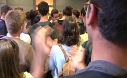 Mig centenar d'estudiants de la UPF protesten per la supressió dels exàmens de setembre