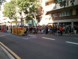 La concentració s'ha realitzat a davant de la comissaria de les Corts, on han traslladat els 4 detinguts