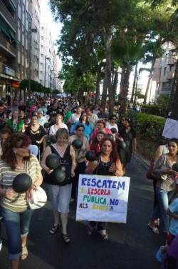 Els participants a la marxa han expressat el seu rebuig a les brutals retallades que sestan produint en Educació, 