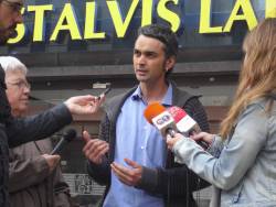 Roda de premsa de la CUP Mataró per reclamar que la biblioteca de Caixa Laietana