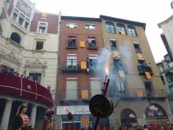 La Plaça Sant Pere, on se celebra la Patum, plena d'estelada