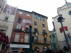 La Plaça Sant Pere, on se celebra la Patum, plena d'estelada