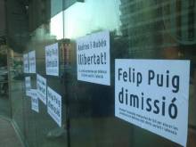 Empaperada la seu de la Generalitat a &#8234;Girona&#8236; contra la repressió i demanant la dimissió de &#8234;Felip Puig&#8236;