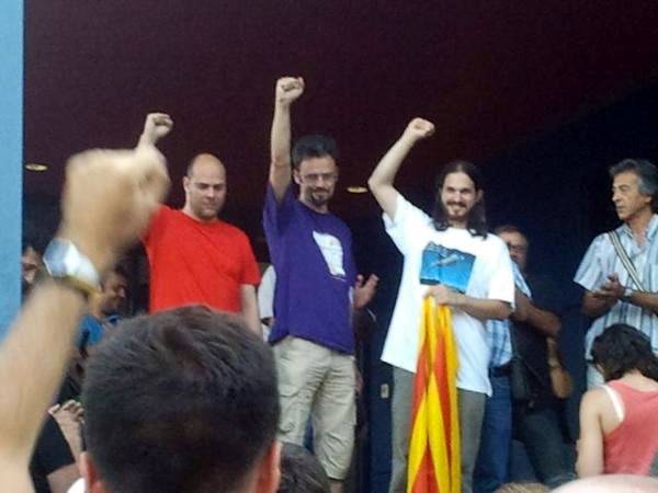 Joan Carles Is. junt amb els altres badalonins detinguts per la vaga, a la sortida de la comissaria