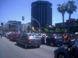 Centenars de vehicles s'han concentat davant les oficines de la Caixa a Barcelona