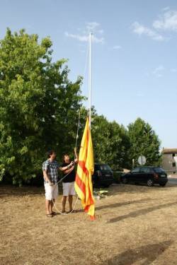 Dani Cornellà hissant l'estelada