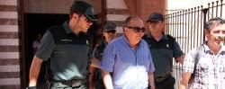 El militant de la COS Toni Lecha en el moment de ser expulsat de la delegació del govern