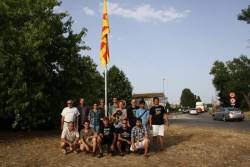 La gent de Celrà per la Independència després d'hissar l'estelada