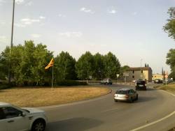 L'estelada estava penjada a la glorieta d'entrada a Celrà