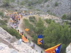 La Marxa de l'ANC arribant al castell de Miravet