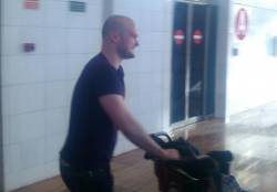 En Roger, en llibertat després dels tràmits a la comissaria de l'aeroport del Prat