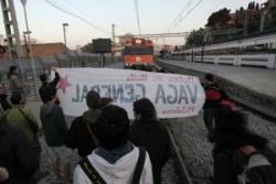 Un piquet va aturar a primera hora del matí el pas de trens a l?estació el dia de la vaga general. FOTO: Miquel Monfort, Viu Molins de Rei