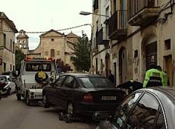 La grua de Vilanova i la Geltrú en acció. FOTO: ElPunt.cat