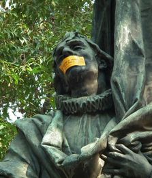 El monument de Rafael Casanova amb un adhesiu a la boca