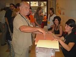 Agustí Barrera (CUP) votant a la consulta d'Arenys de Munt el 2009