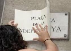 Rebatejant la plaça d'Espanya per la plaça de la Independència a Mataró Títol de la imatge