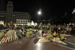 Estelada d'espelmes a Plaça Catalunya