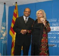 Carme Arenas, presidenta del PEN Català, en el lliurament del Premi Internacional UNESCOCAT, per haver promogut la llibertat d'expressió i haver projectat la llengua i la cultura catalanes
