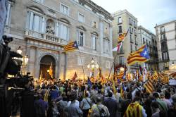 La Plaça Sant Jaume plena de gom a gom per la independència