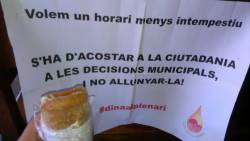 El Col·lectiu Albaïna, en una de les seves accions per acostar la democràcia al poble, ja havia organitzat un dinar al Ple de Sóller com a protesta pels horaris intempestius