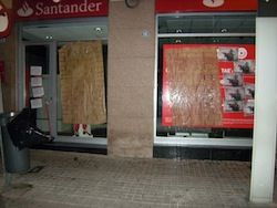 Una de les 10 seus del Banc de Santander empaperades a Sabadell