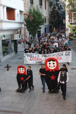 La capçalera de la manifestació de suport als represaliats bascos