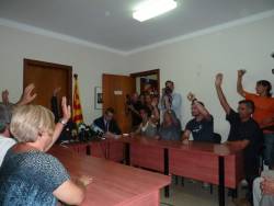 Els regidors de Sant Pere de Torelló aprovant per unanimitat la declaració d'independència