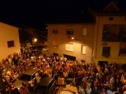 La plaça de l'Ajuntament es va omplir de gom a gom per presenciar un ple històric