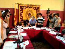 L'alcalde i els regidors d'Arenys signant la declaració d'independència