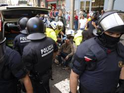 El manifestant agredit, atès pel 061 i envoltat pels Mossos d'Esquadra