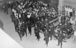 Defensors de la revolta del 6 d'octubre a Sant Boi, el poble amb la força pública.